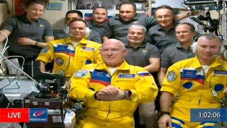 Russian cosmonauts'  overwhelmed & # 39 ;  A NASA astronaut says about the controversy over arriving at the International Space Station in yellow spacesuits