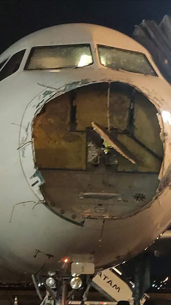 The nose of the LATAM jet is damaged